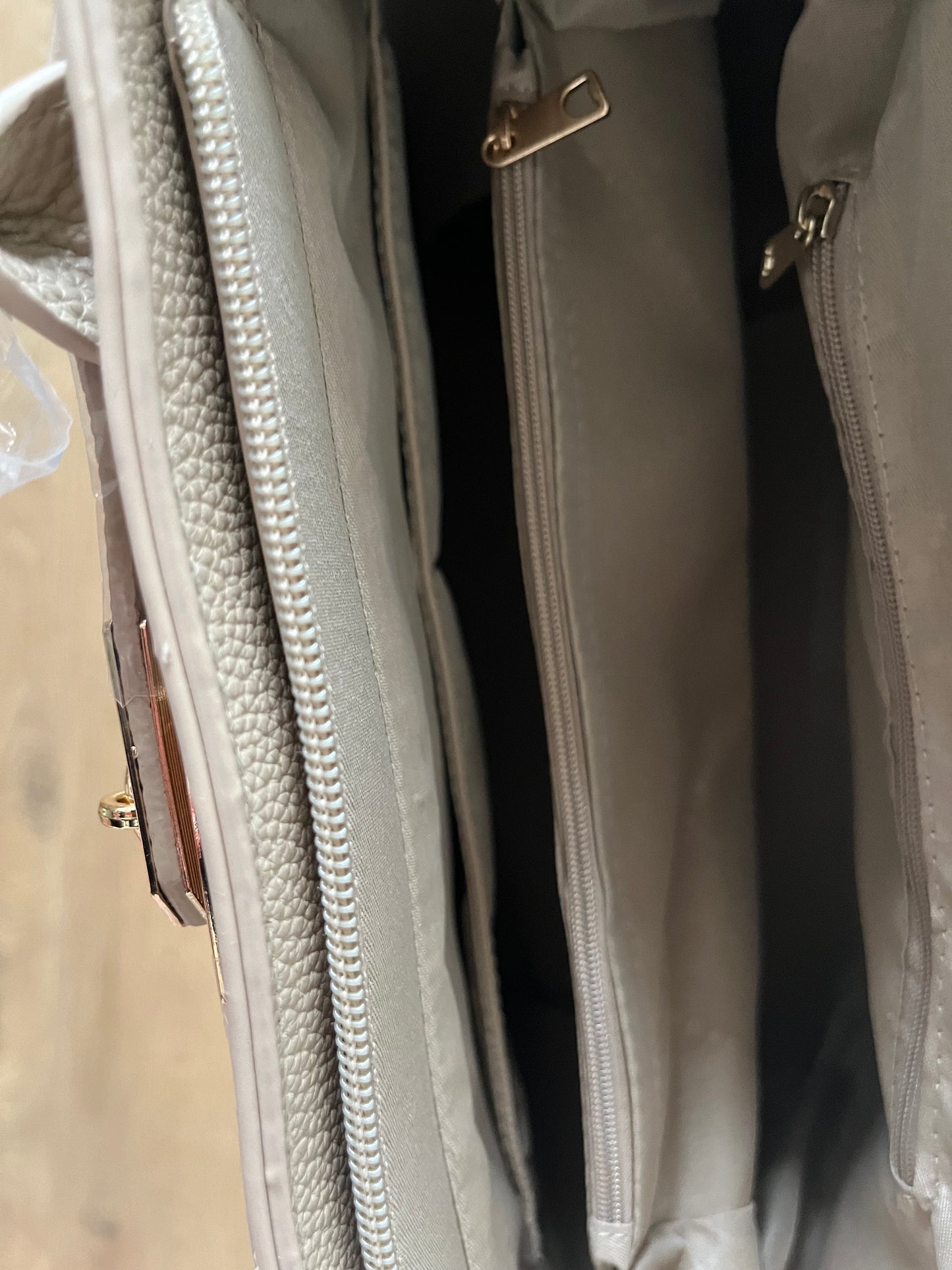Schoudertas met slotje - Beige